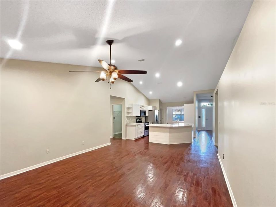 待售: $340,000 (4 贝兹, 3 浴室, 2451 平方英尺)