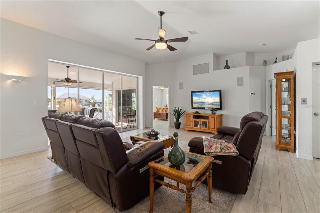 En Venta: $769,000 (3 camas, 2 baños, 1865 Pies cuadrados)