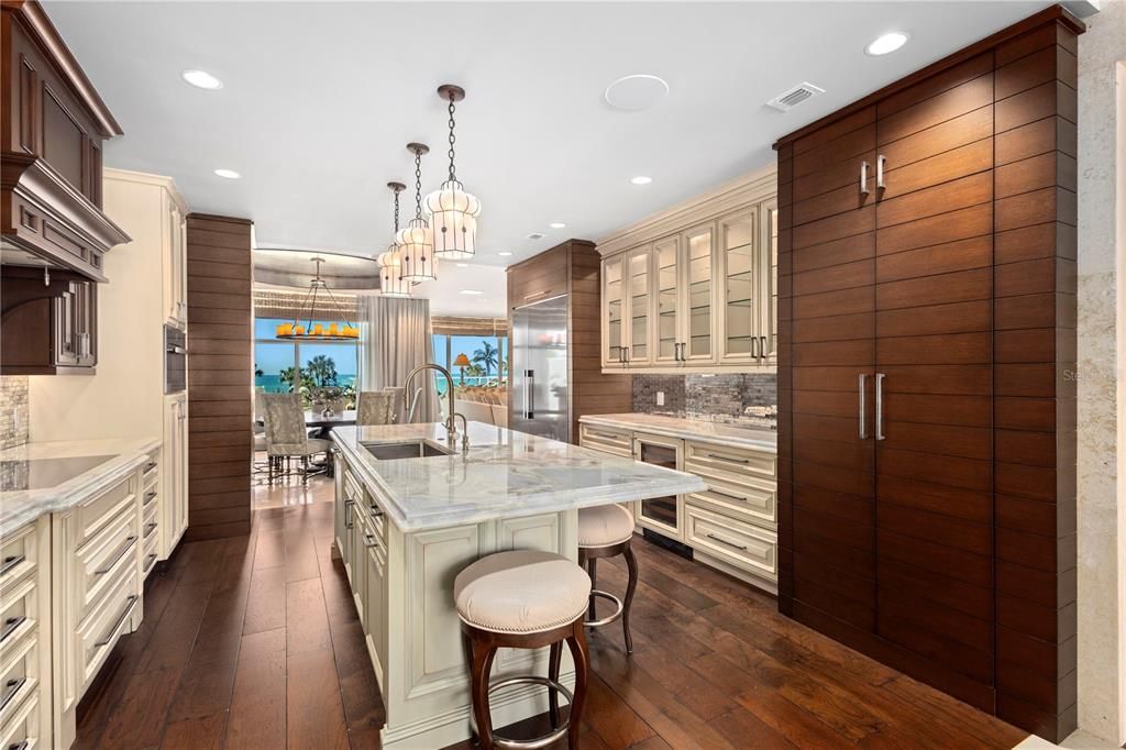 На продажу: $7,900,000 (4 спален, 4 ванн, 3961 Квадратных фут)