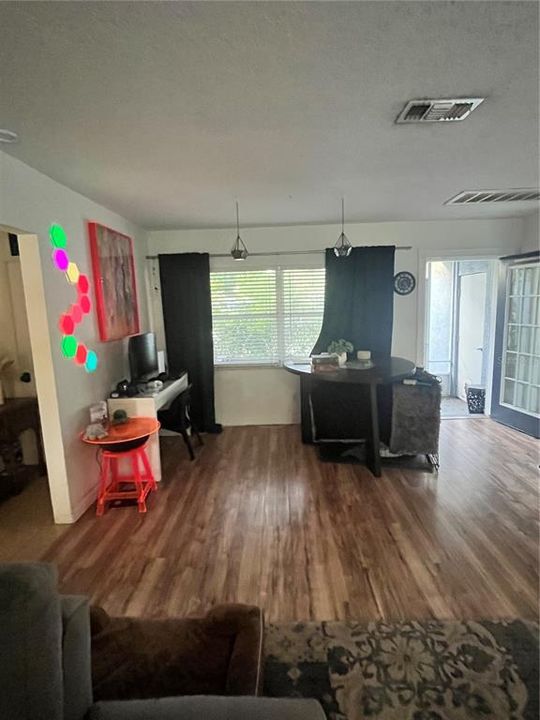 For Sale: $364,000 (2 beds, 1 baths, 973 Square Feet)