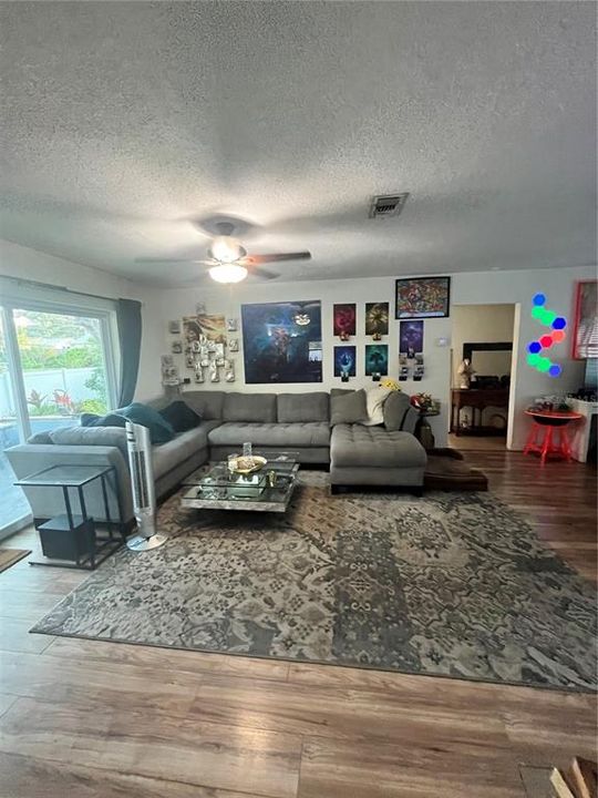 For Sale: $364,000 (2 beds, 1 baths, 973 Square Feet)