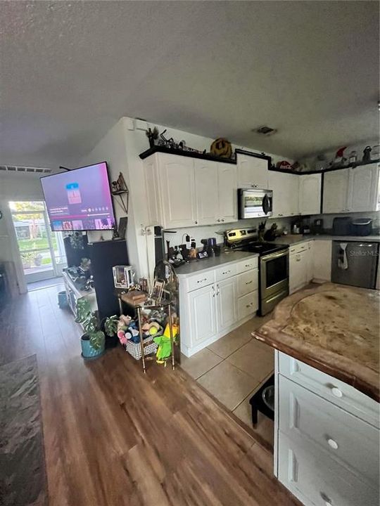 For Sale: $364,000 (2 beds, 1 baths, 973 Square Feet)