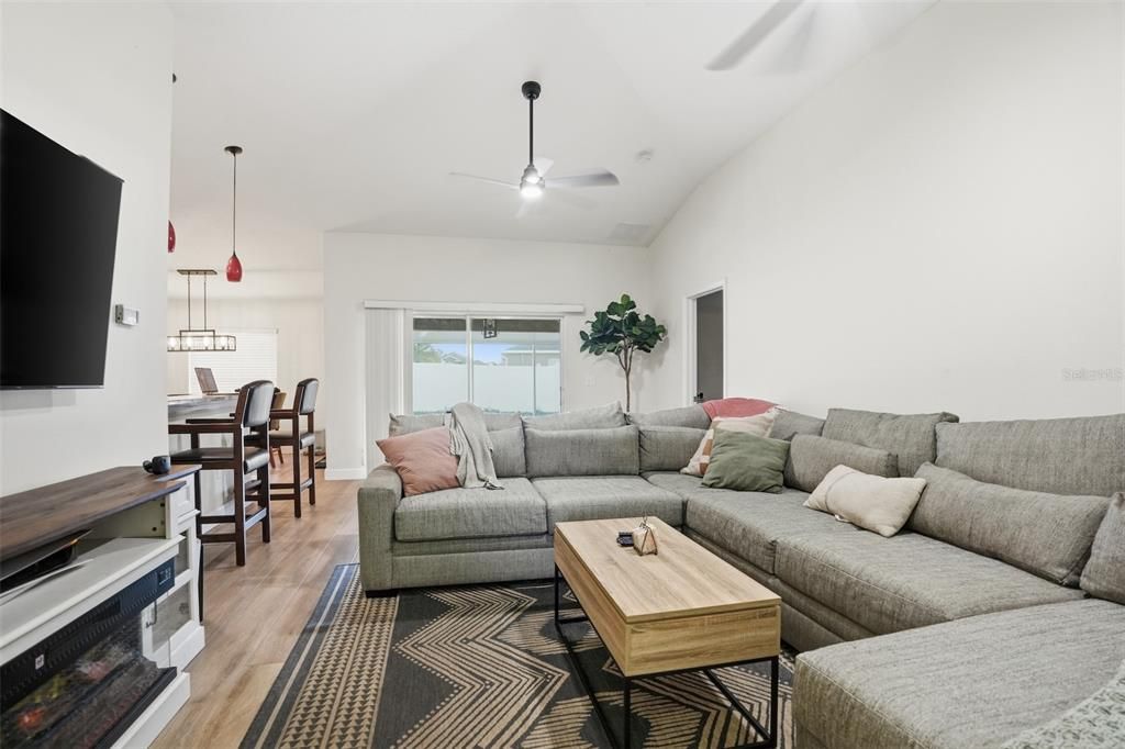 For Sale: $330,000 (3 beds, 2 baths, 1676 Square Feet)