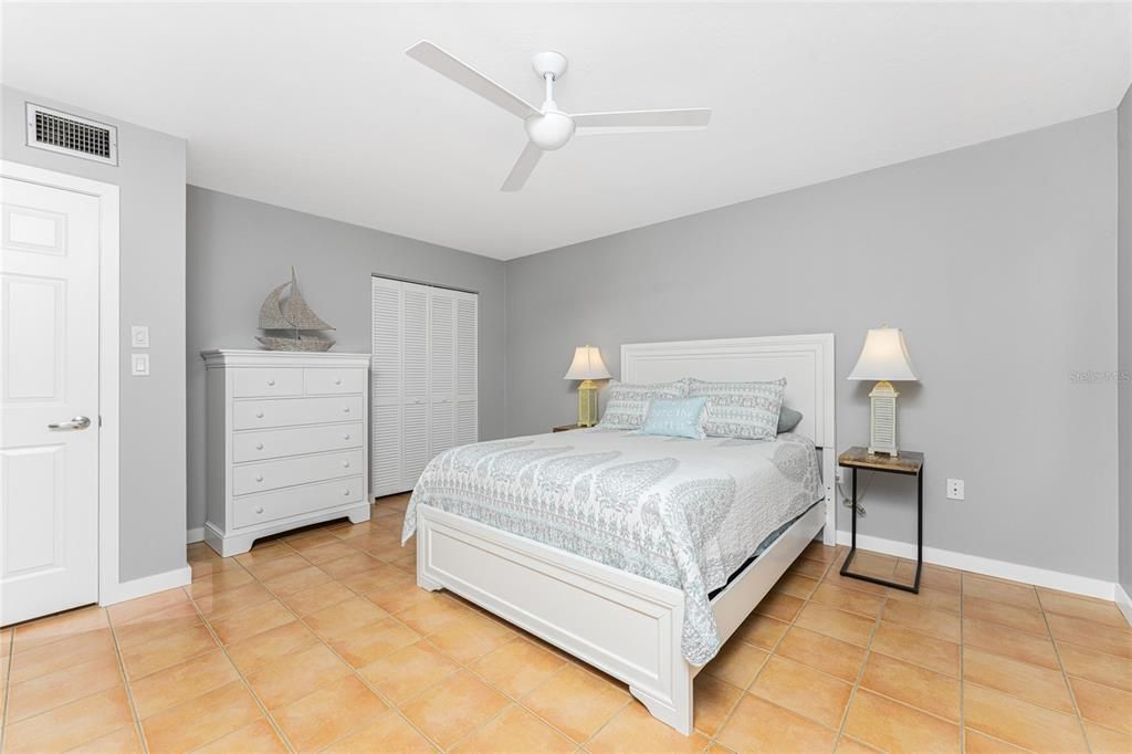 待售: $450,000 (3 贝兹, 2 浴室, 2592 平方英尺)