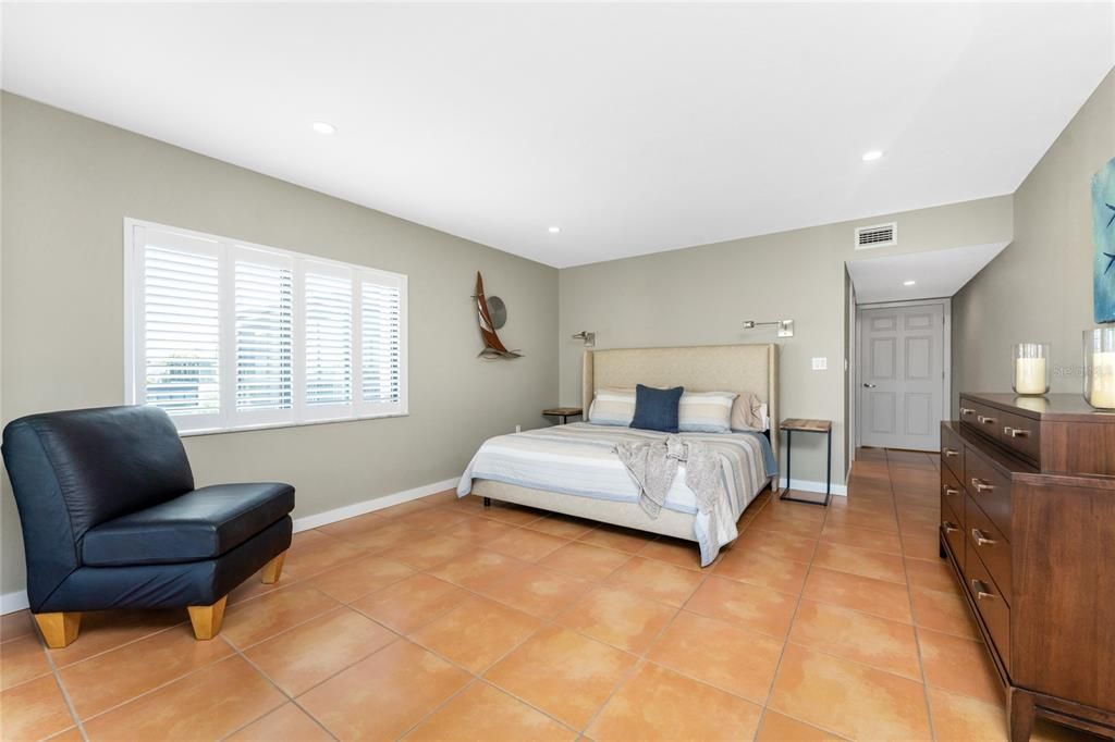 待售: $450,000 (3 贝兹, 2 浴室, 2592 平方英尺)