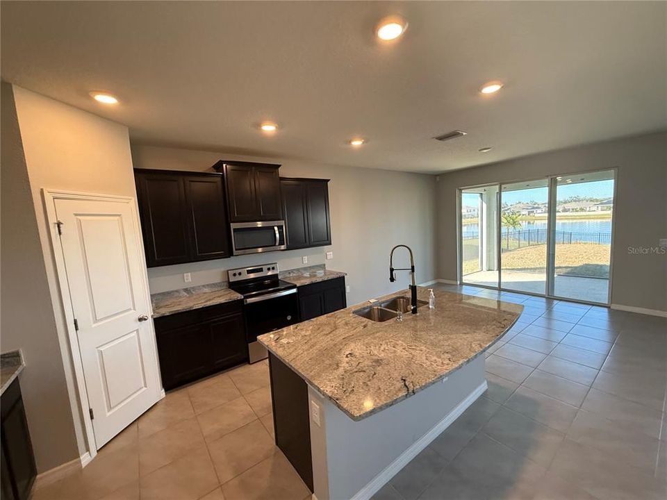 На продажу: $370,000 (4 спален, 3 ванн, 2738 Квадратных фут)