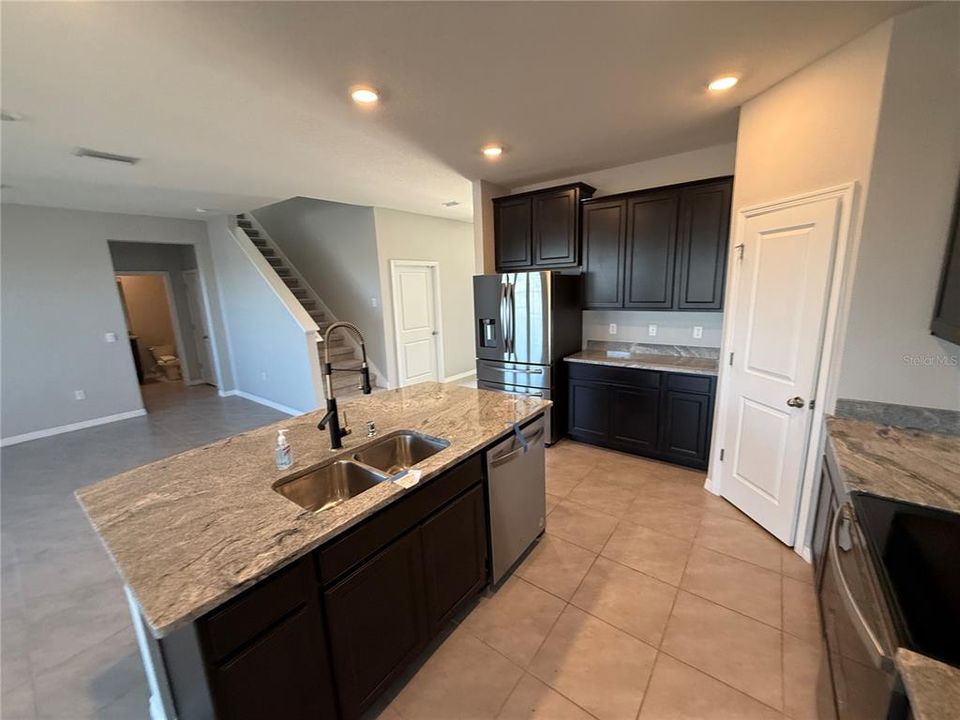 На продажу: $370,000 (4 спален, 3 ванн, 2738 Квадратных фут)