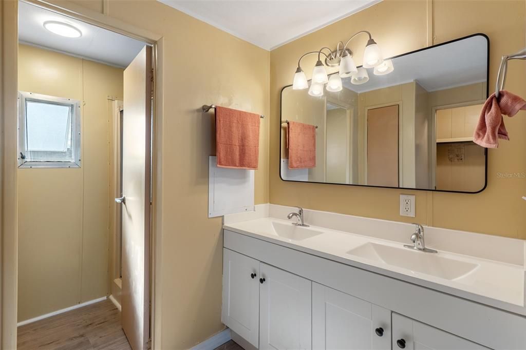 待售: $189,900 (2 贝兹, 2 浴室, 1296 平方英尺)