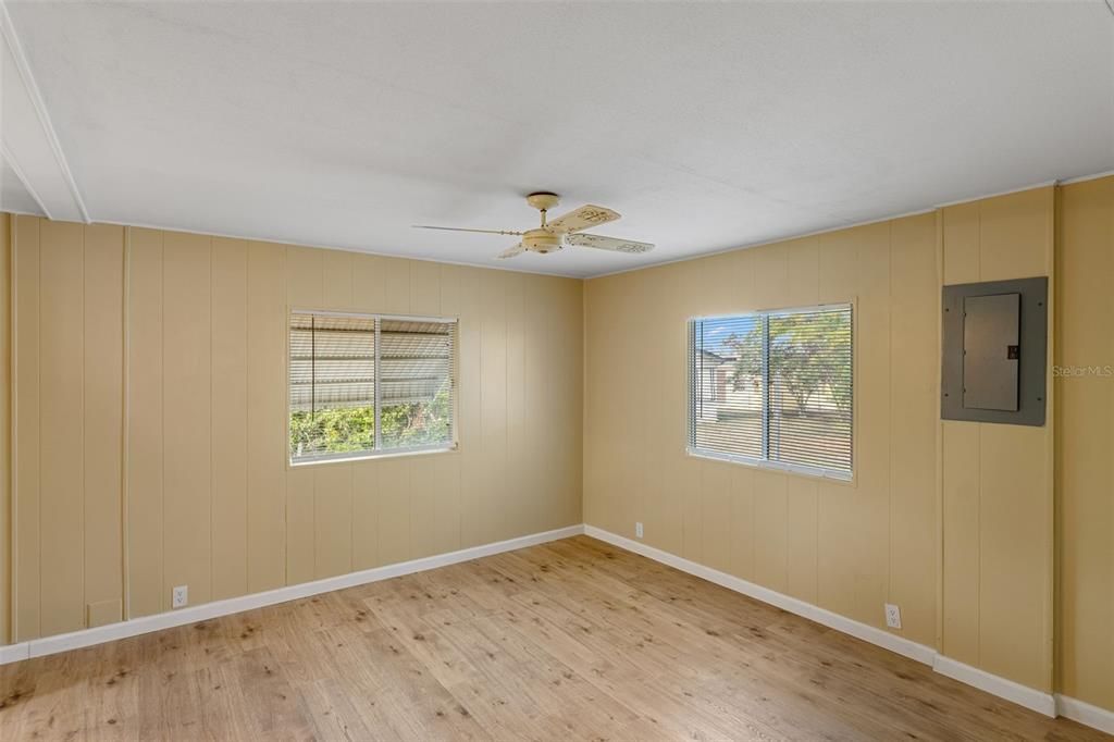 待售: $189,900 (2 贝兹, 2 浴室, 1296 平方英尺)