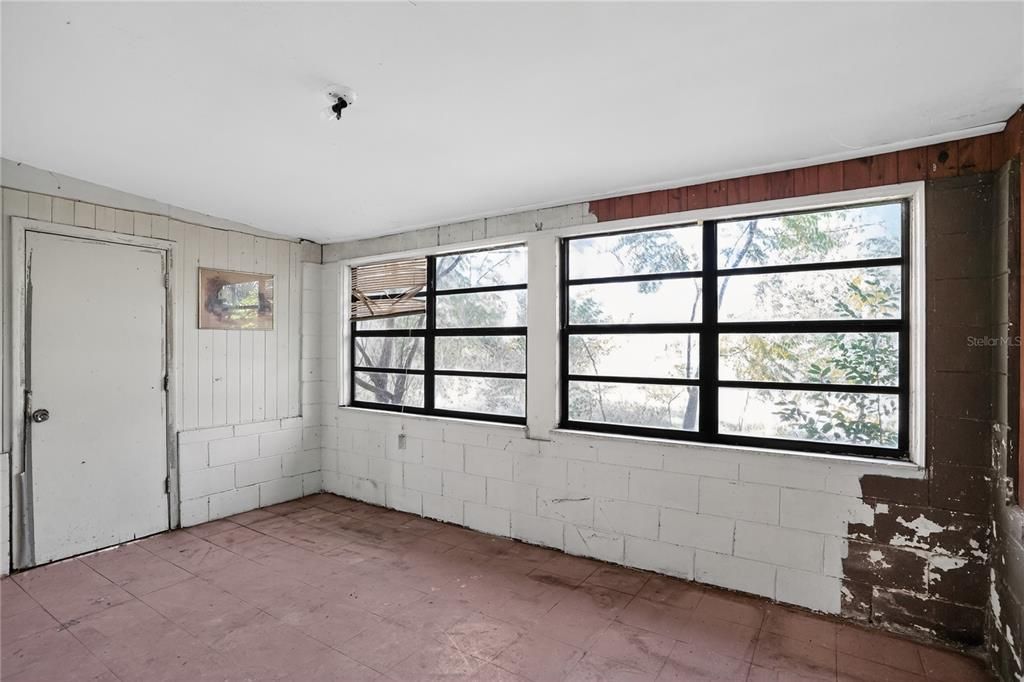 For Sale: $174,000 (3 beds, 1 baths, 1161 Square Feet)