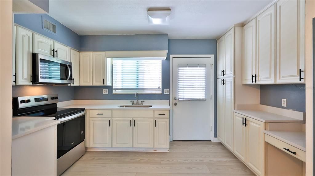 For Sale: $325,000 (2 beds, 1 baths, 880 Square Feet)