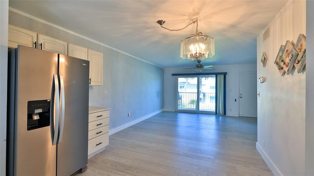 For Sale: $325,000 (2 beds, 1 baths, 880 Square Feet)