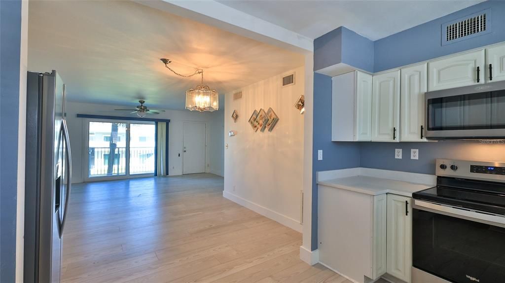 For Sale: $325,000 (2 beds, 1 baths, 880 Square Feet)