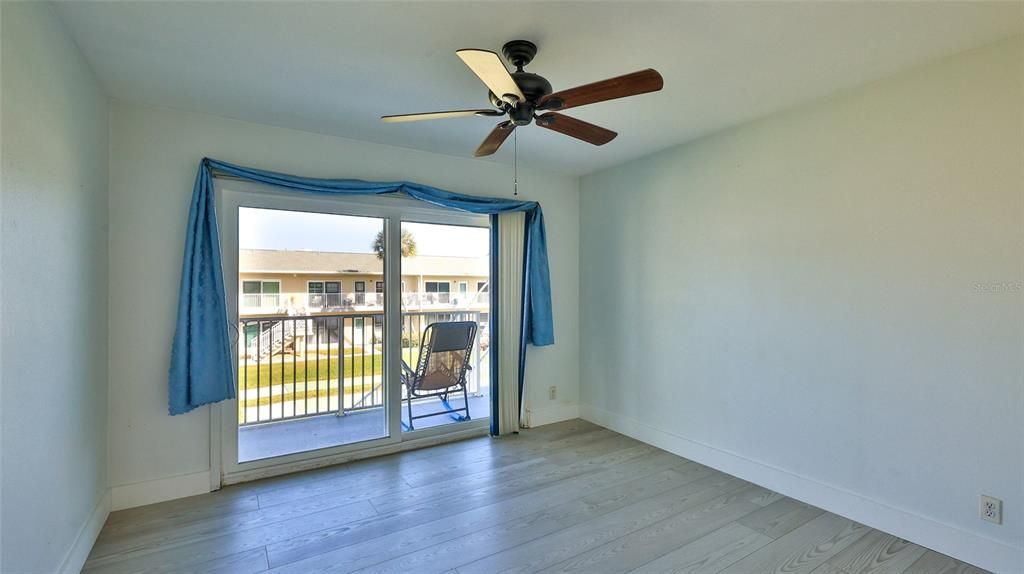 For Sale: $325,000 (2 beds, 1 baths, 880 Square Feet)