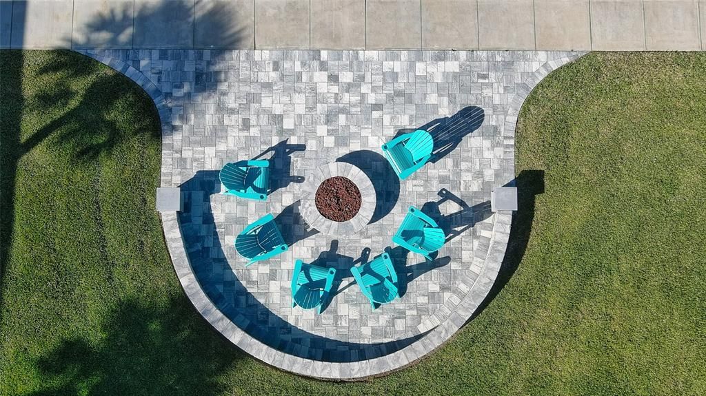 For Sale: $325,000 (2 beds, 1 baths, 880 Square Feet)