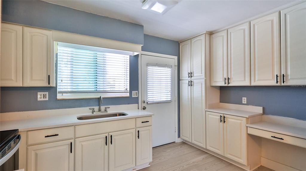 For Sale: $325,000 (2 beds, 1 baths, 880 Square Feet)