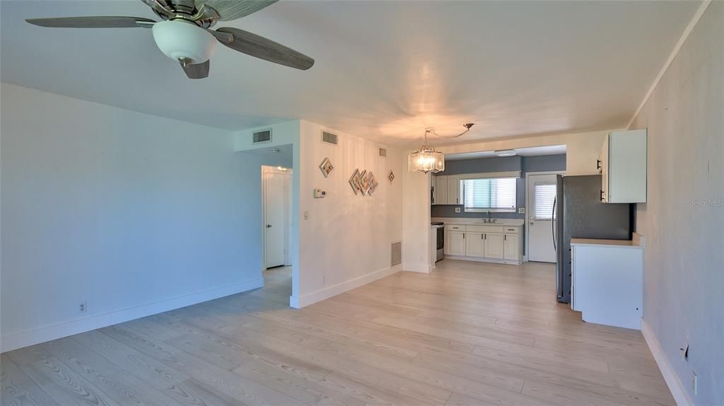 For Sale: $325,000 (2 beds, 1 baths, 880 Square Feet)