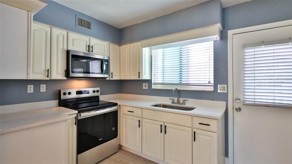 For Sale: $325,000 (2 beds, 1 baths, 880 Square Feet)