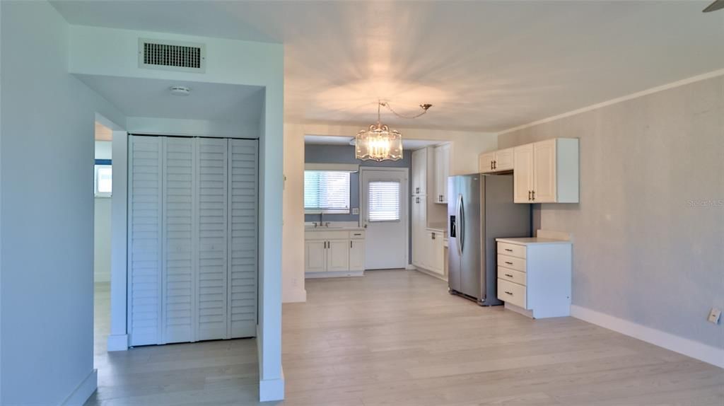 For Sale: $325,000 (2 beds, 1 baths, 880 Square Feet)