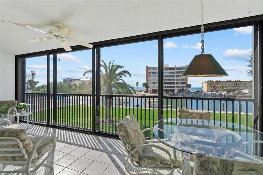 На продажу: $475,000 (2 спален, 2 ванн, 1122 Квадратных фут)