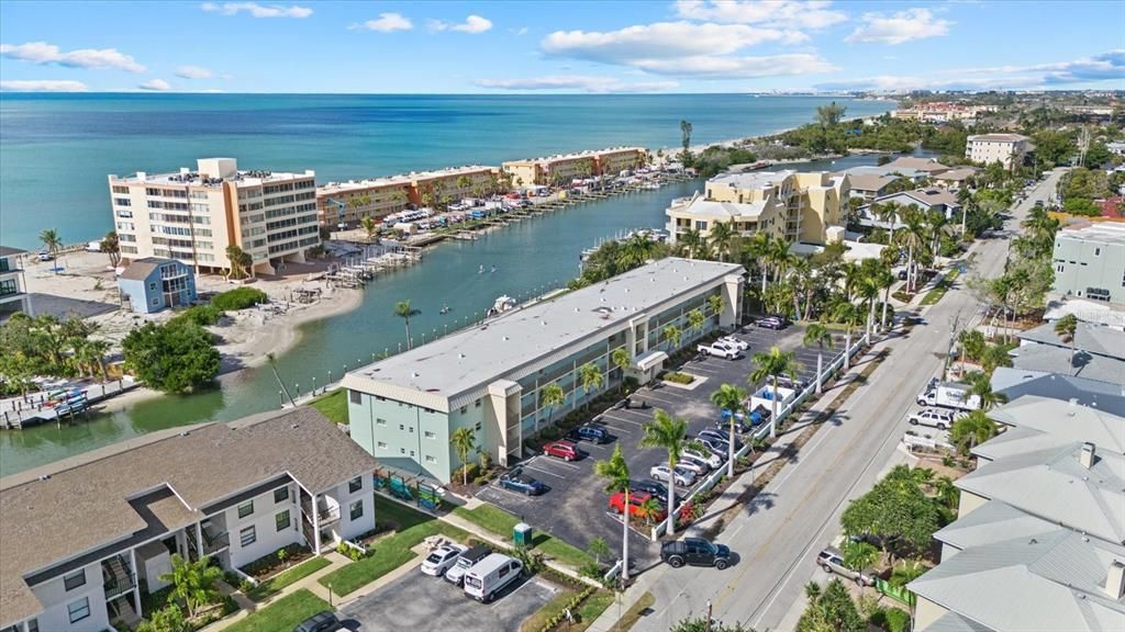 На продажу: $475,000 (2 спален, 2 ванн, 1122 Квадратных фут)