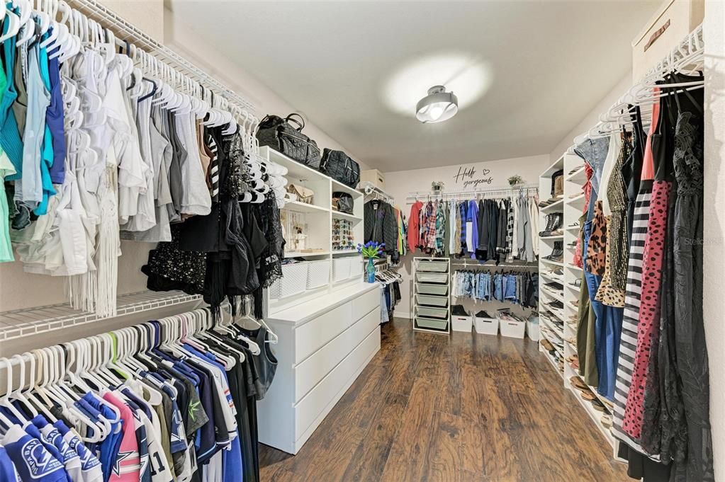 Под контрактом: $829,000 (6 спален, 4 ванн, 3899 Квадратных фут)