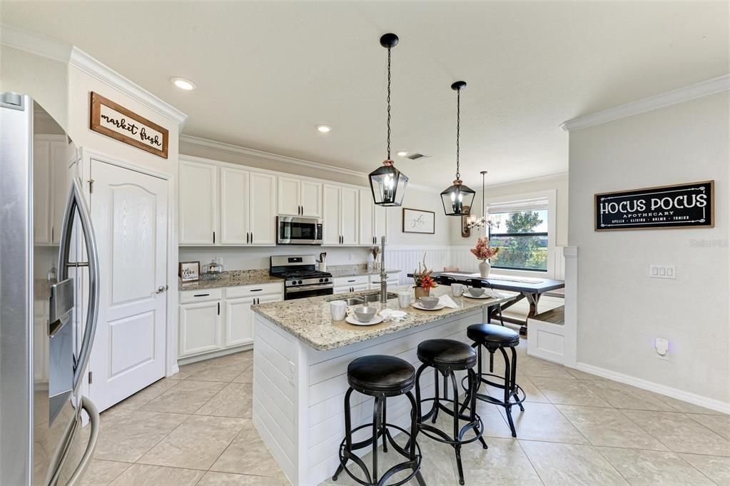 Под контрактом: $829,000 (6 спален, 4 ванн, 3899 Квадратных фут)