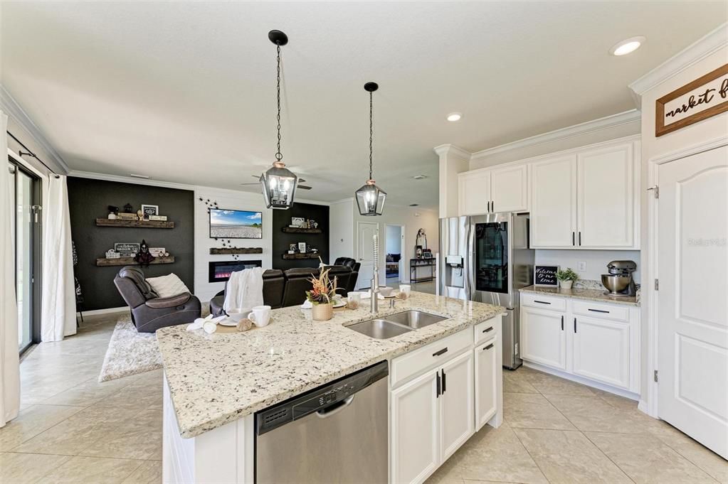 Под контрактом: $829,000 (6 спален, 4 ванн, 3899 Квадратных фут)