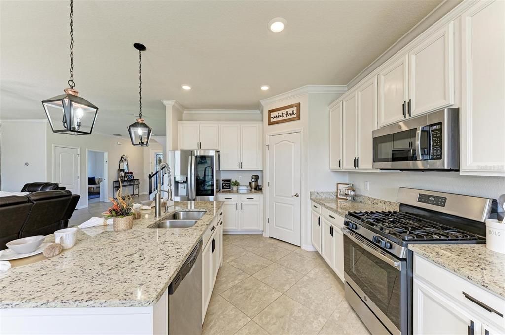 Под контрактом: $829,000 (6 спален, 4 ванн, 3899 Квадратных фут)