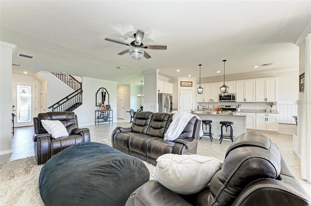 Под контрактом: $829,000 (6 спален, 4 ванн, 3899 Квадратных фут)