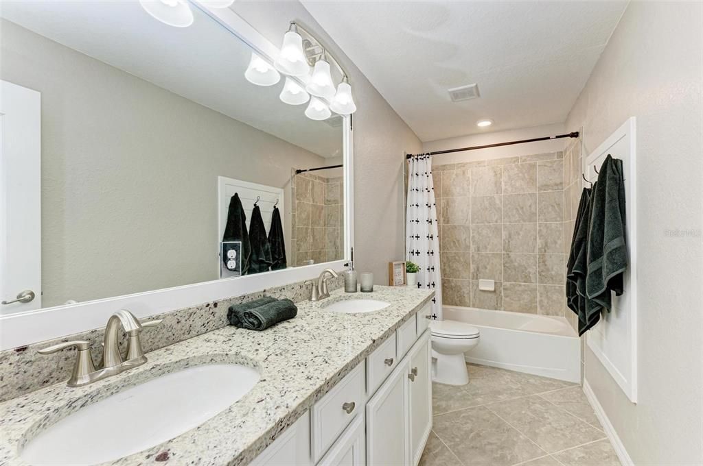 Под контрактом: $829,000 (6 спален, 4 ванн, 3899 Квадратных фут)