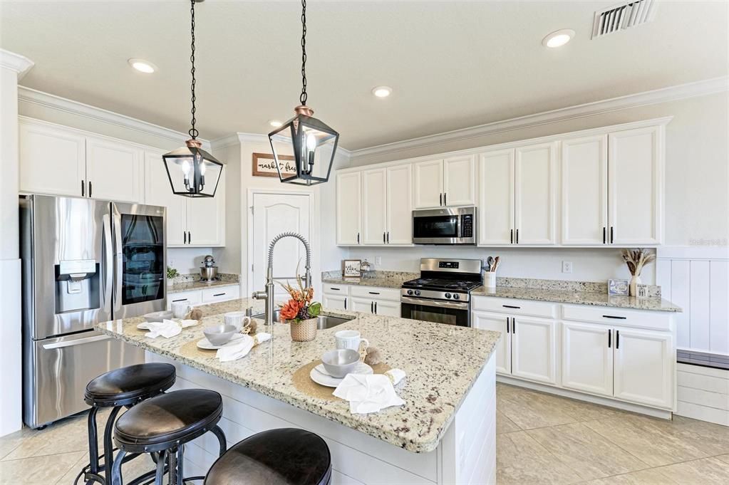 Под контрактом: $829,000 (6 спален, 4 ванн, 3899 Квадратных фут)