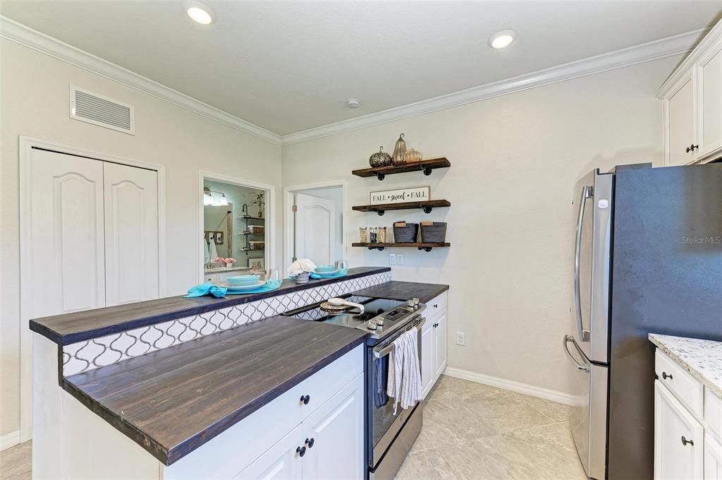 Под контрактом: $829,000 (6 спален, 4 ванн, 3899 Квадратных фут)