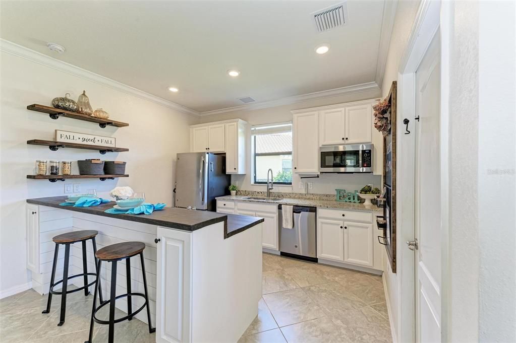 Под контрактом: $829,000 (6 спален, 4 ванн, 3899 Квадратных фут)