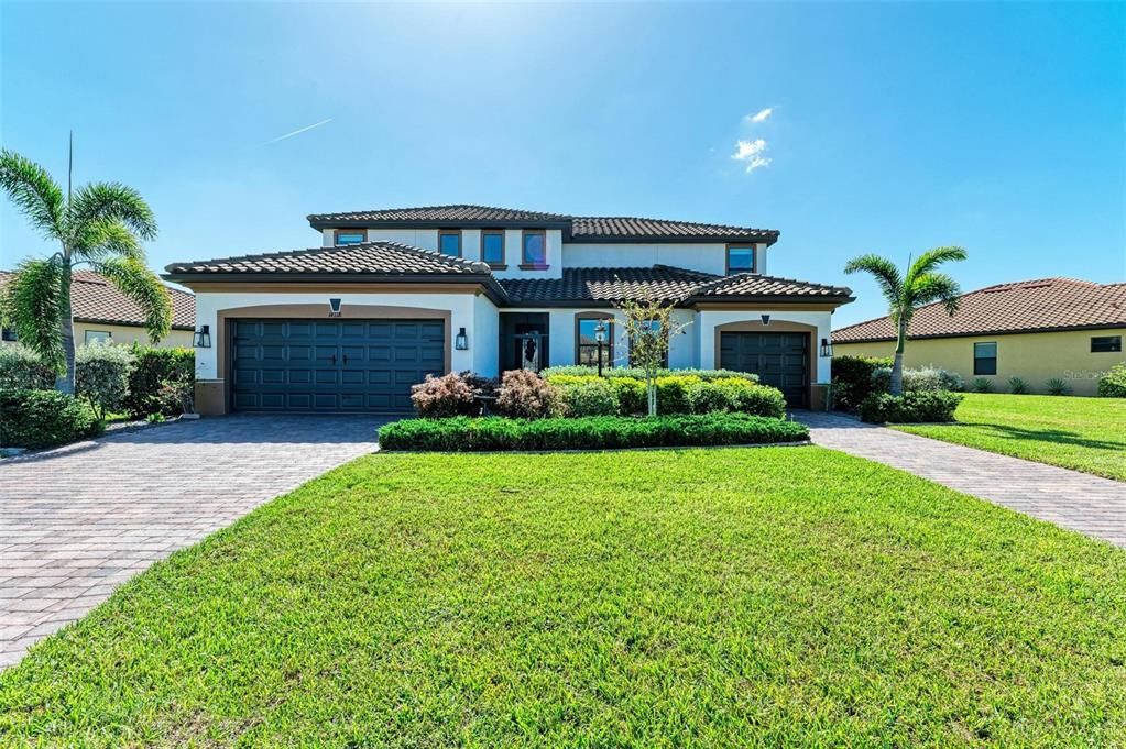 Под контрактом: $829,000 (6 спален, 4 ванн, 3899 Квадратных фут)