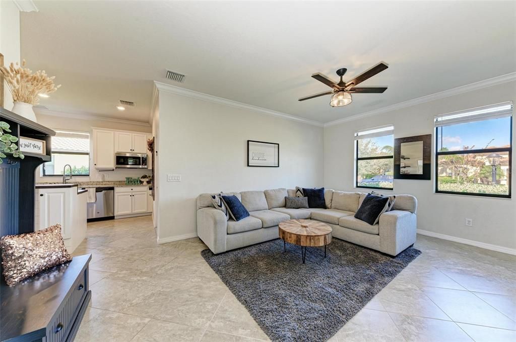 Под контрактом: $829,000 (6 спален, 4 ванн, 3899 Квадратных фут)