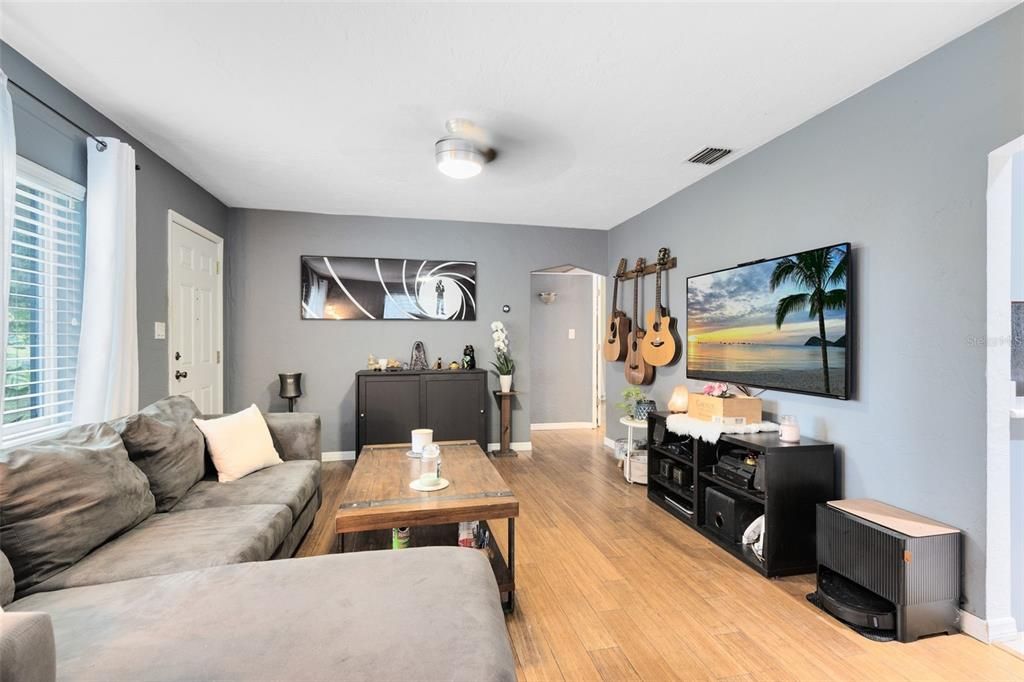 For Sale: $375,000 (2 beds, 1 baths, 990 Square Feet)