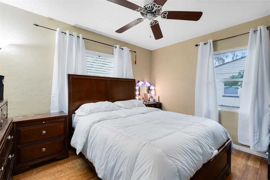 For Sale: $375,000 (2 beds, 1 baths, 990 Square Feet)