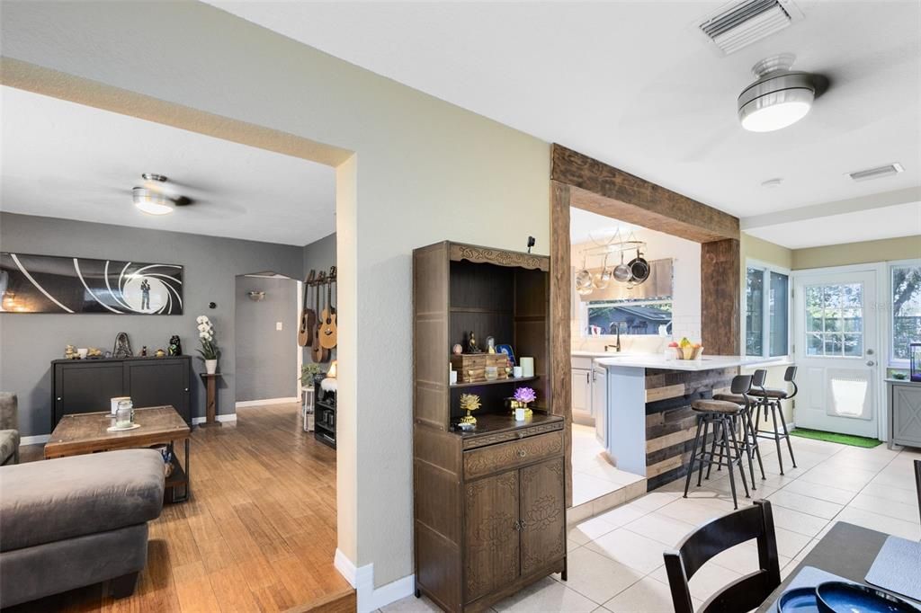 For Sale: $375,000 (2 beds, 1 baths, 990 Square Feet)