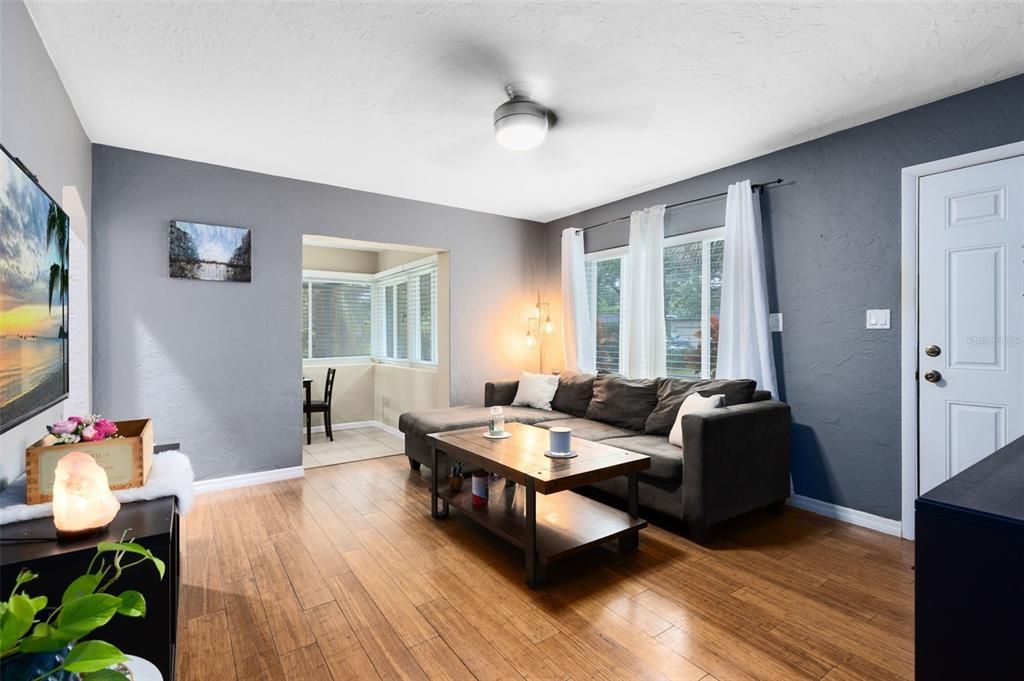 For Sale: $375,000 (2 beds, 1 baths, 990 Square Feet)
