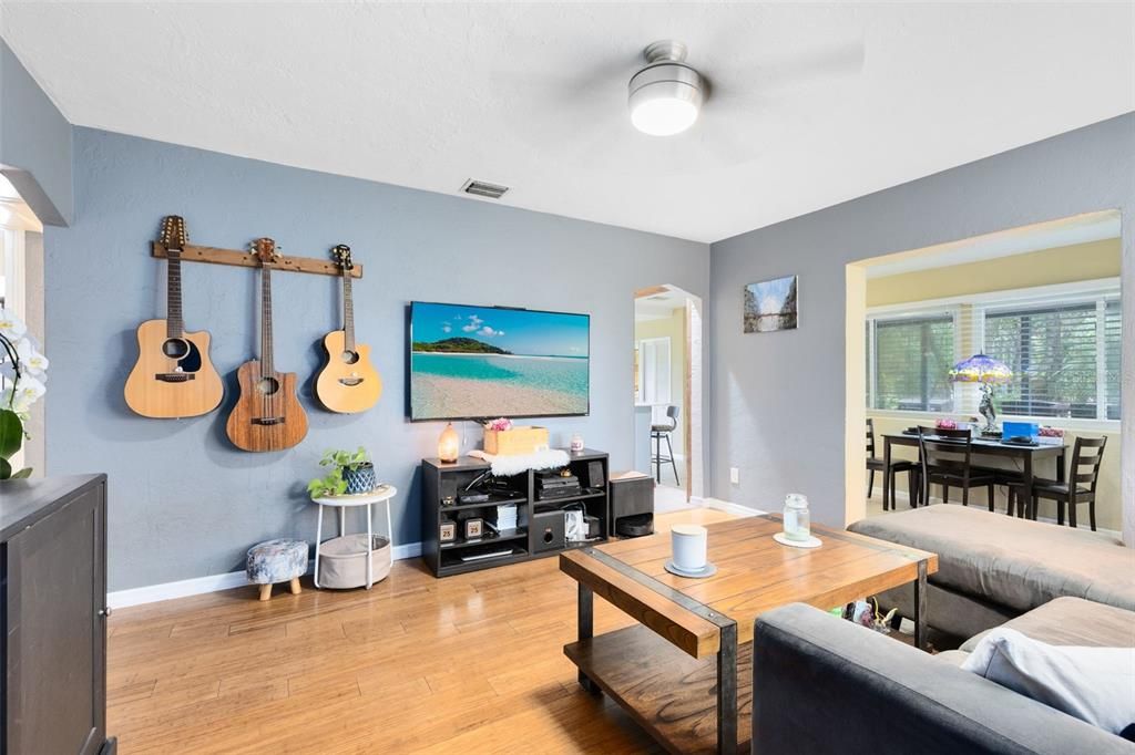 For Sale: $375,000 (2 beds, 1 baths, 990 Square Feet)