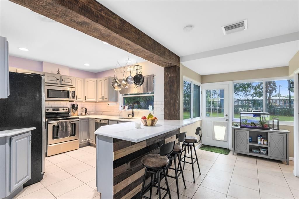 For Sale: $375,000 (2 beds, 1 baths, 990 Square Feet)