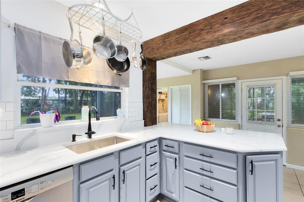 For Sale: $375,000 (2 beds, 1 baths, 990 Square Feet)