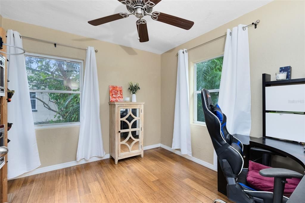 For Sale: $375,000 (2 beds, 1 baths, 990 Square Feet)