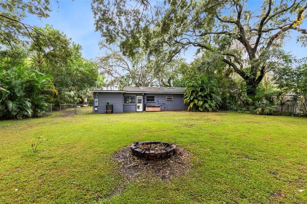 For Sale: $375,000 (2 beds, 1 baths, 990 Square Feet)