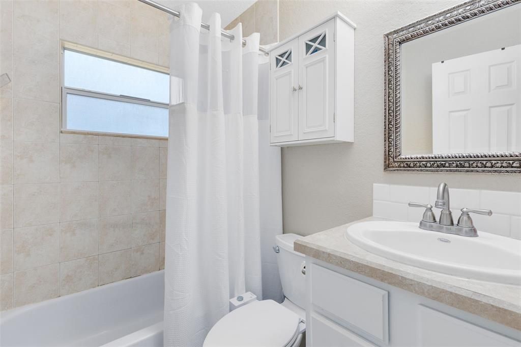 For Sale: $375,000 (2 beds, 1 baths, 990 Square Feet)