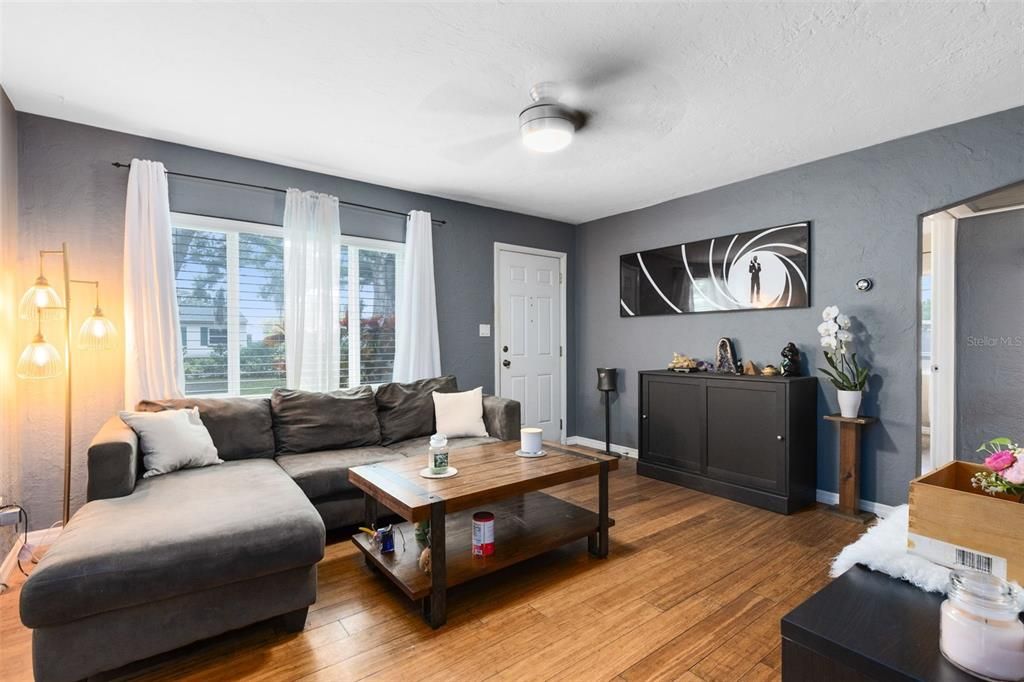 For Sale: $375,000 (2 beds, 1 baths, 990 Square Feet)