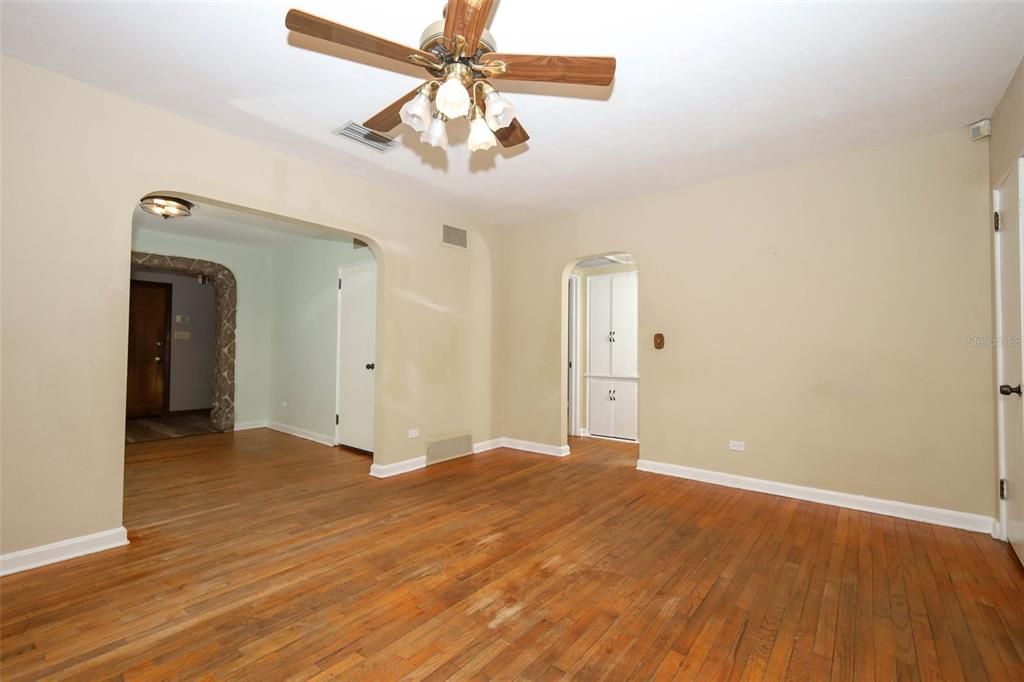 For Sale: $567,000 (3 beds, 2 baths, 2116 Square Feet)