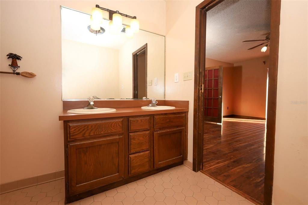 For Sale: $567,000 (3 beds, 2 baths, 2116 Square Feet)