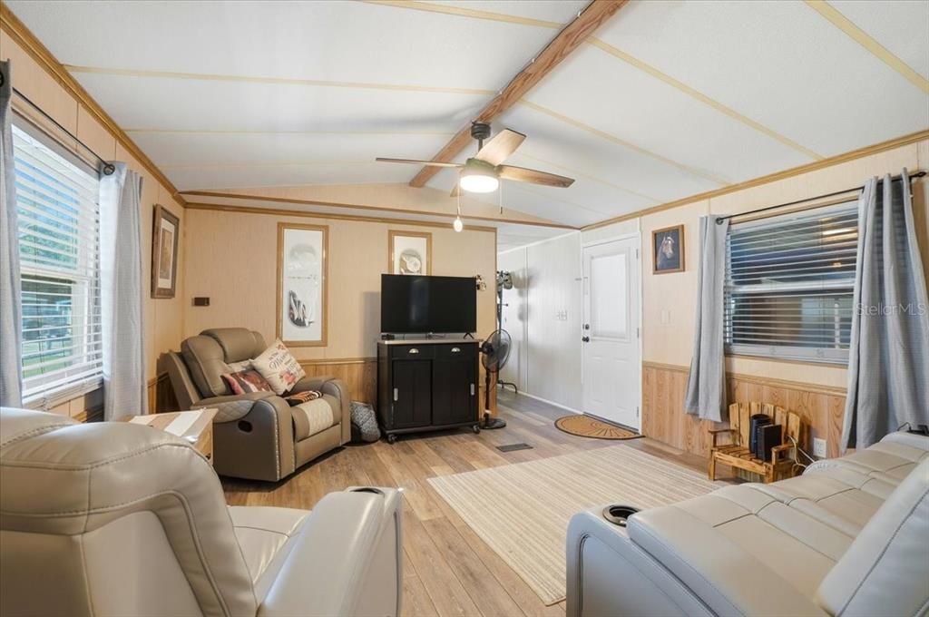 For Sale: $130,000 (2 beds, 2 baths, 980 Square Feet)